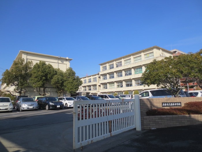 岩倉中学校(中学校/中等教育学校)まで2100m ドミ－ルかみの