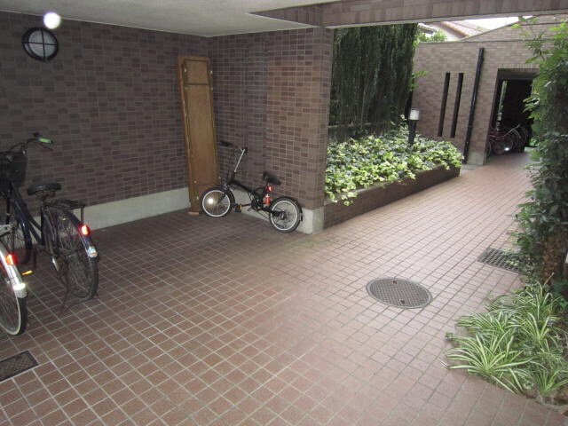 駐輪場 メゾンクレ－ル