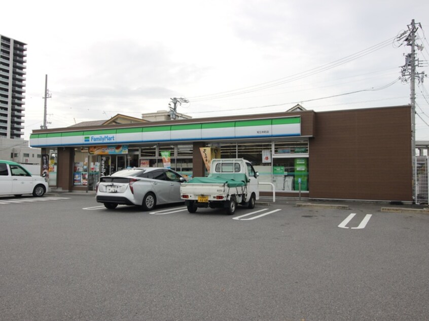 ファミリーマート知立本町店(コンビニ)まで441m ＳＵＺＵ１イーストハウス