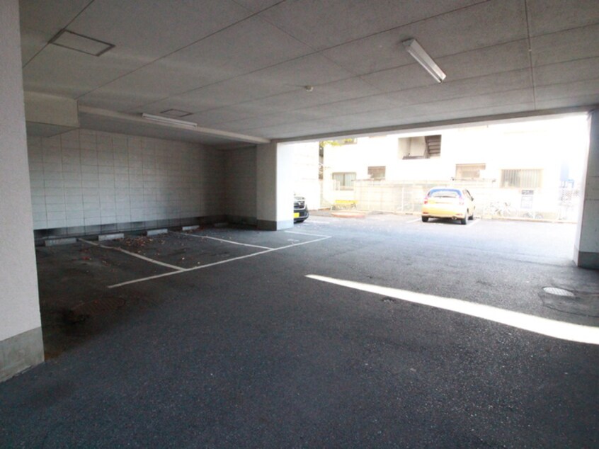 駐車場 サンロ－ヤル香坂