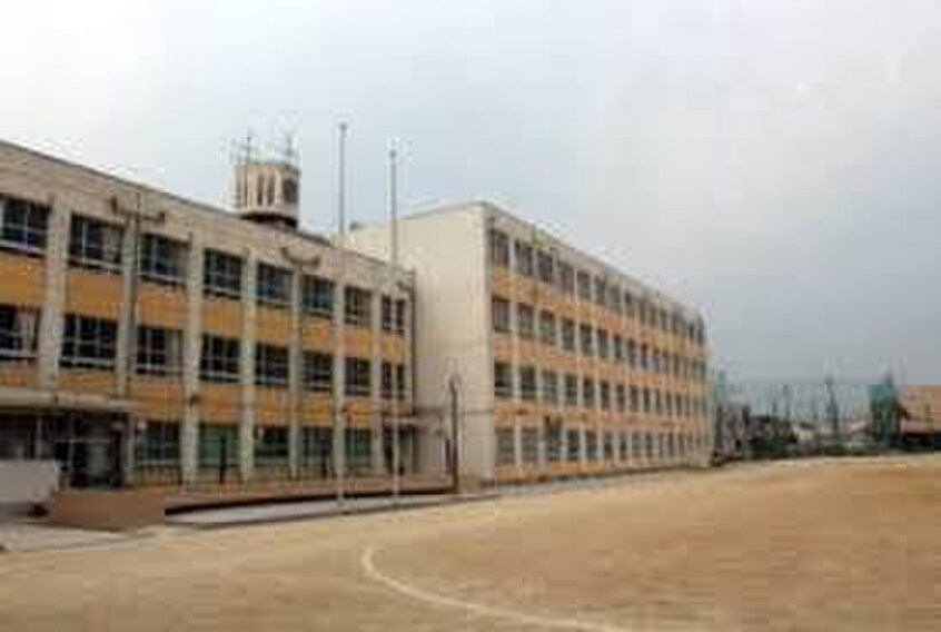 名古屋市立香流中学校(中学校/中等教育学校)まで690m サンロ－ヤル香坂