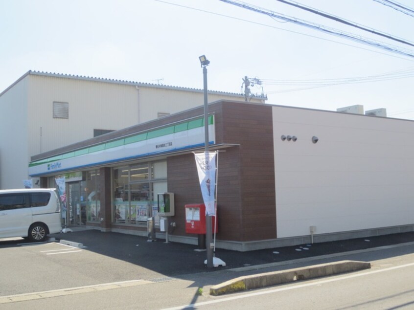 ファミリーマート　鳥居松３丁目店(コンビニ)まで190m レジーナ鳥居松