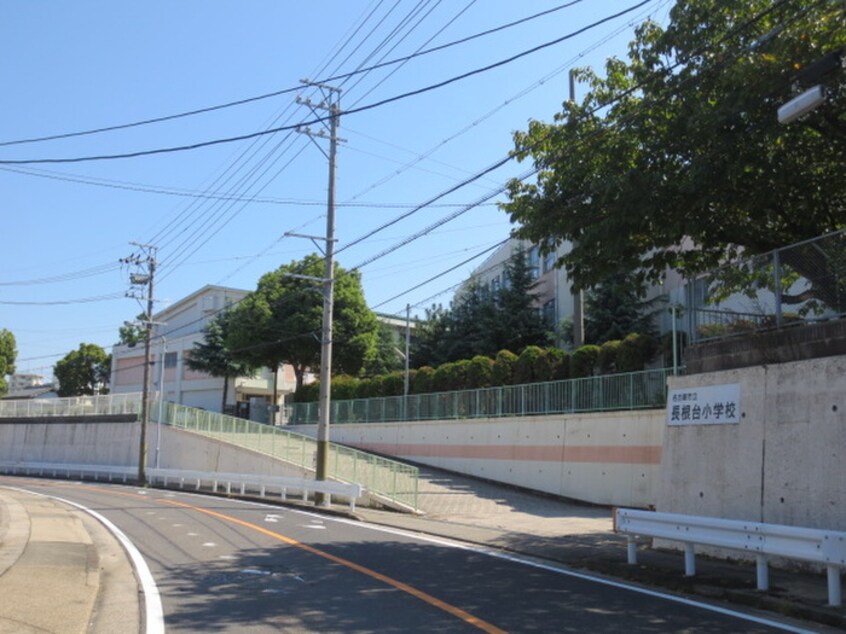 長根台小学校(小学校)まで50m シロソハイツ