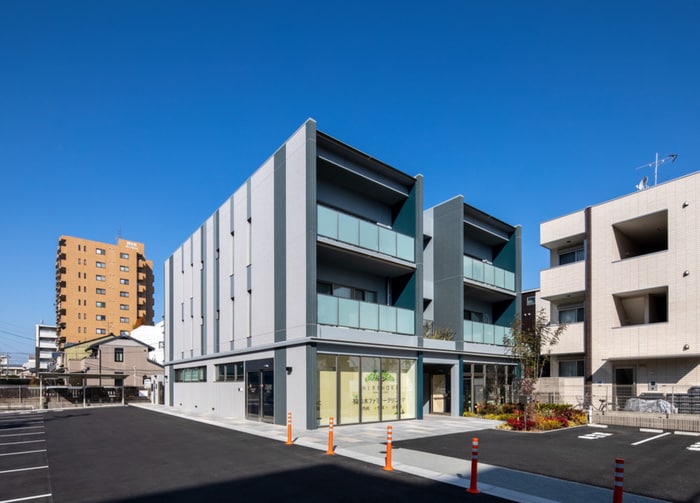 愉の木ファミリークリニック(病院)まで10m ハーモニーテラス平安