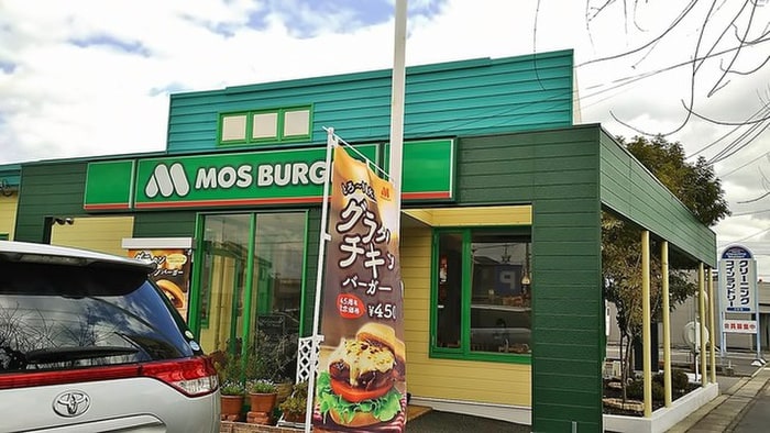 モスバーガー守山中央店(ファストフード)まで230m サンパティー森宮