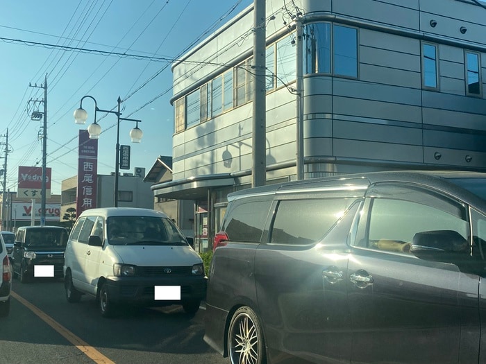 西尾信用金庫(銀行)まで1093m シティハイム平草伍番館