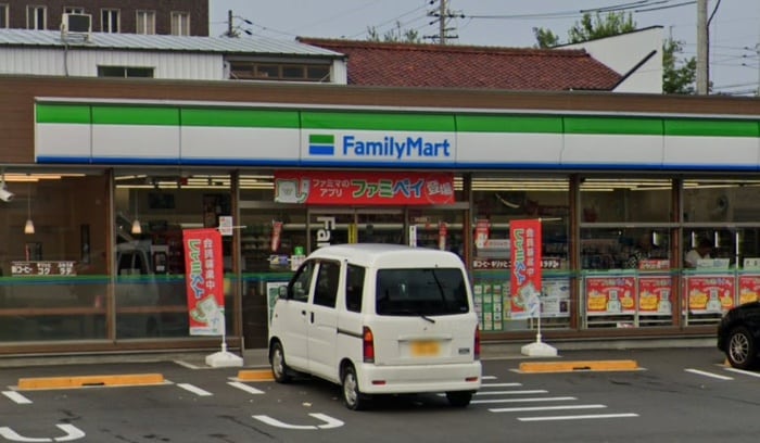 ファミリーマート中川舟戸店(コンビニ)まで400m Regalest　Neoささしま