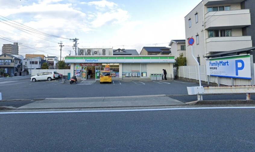 ファミリーマート呼続2丁目店(コンビニ)まで700m Ｃｈｅｒｉｍ堀田