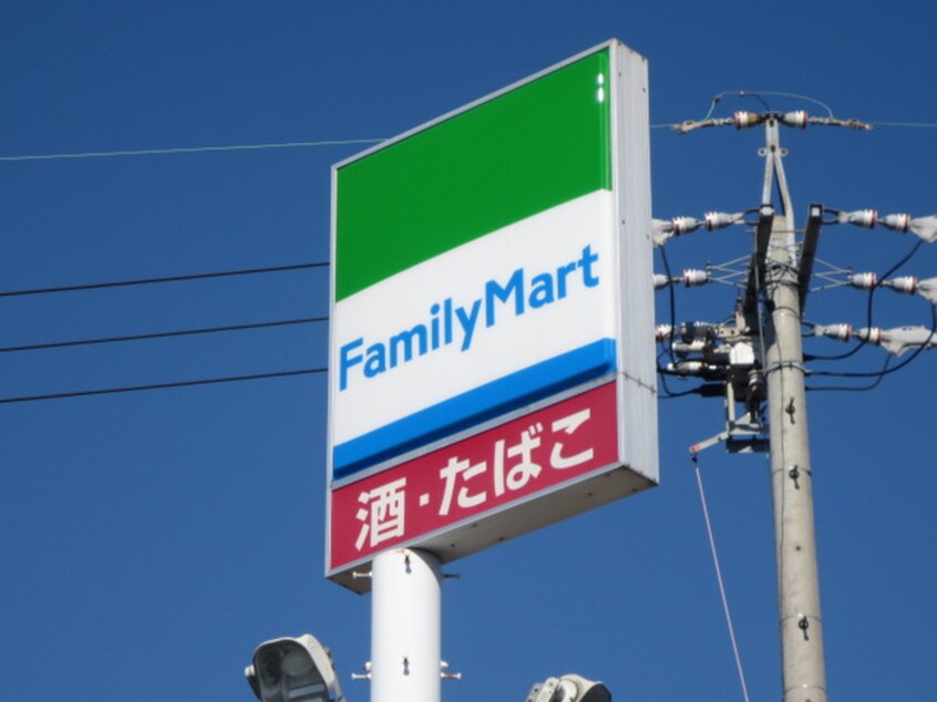 ファミリーマート小牧中央四丁目店(コンビニ)まで700m プラシード