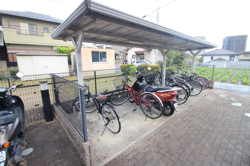 駐輪場 アンプル－ルリ－ブルソレア－ド