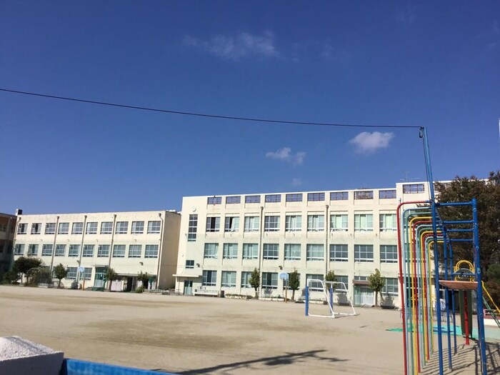 所在地から(小学校)まで120m soleil　Honjin