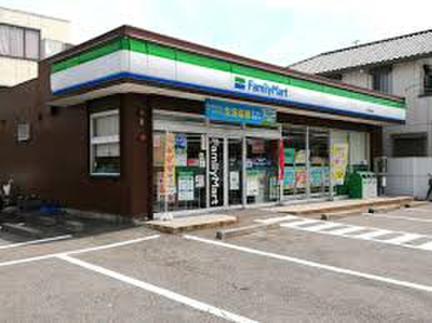 ファミリーマート若松店(コンビニ)まで600m ラルゴ