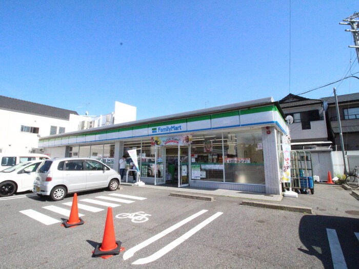 ファミリーマート元八事店(コンビニ)まで457m ロイヤルコンフォート