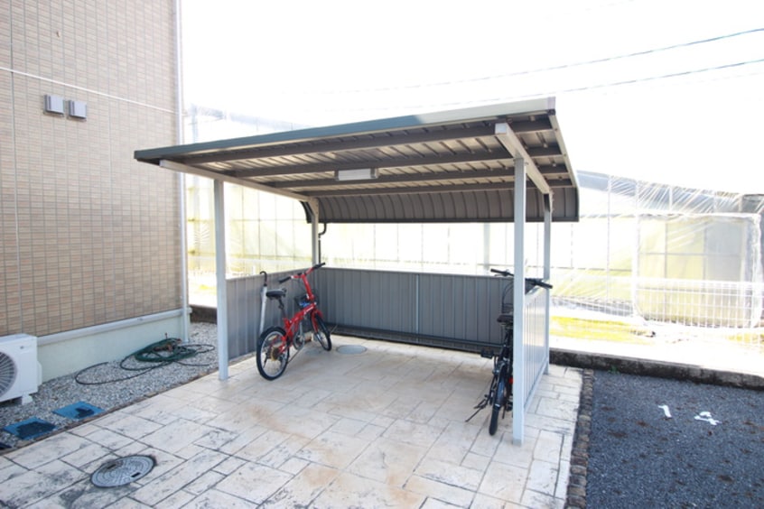 駐輪場 カーミー・芳川　B棟