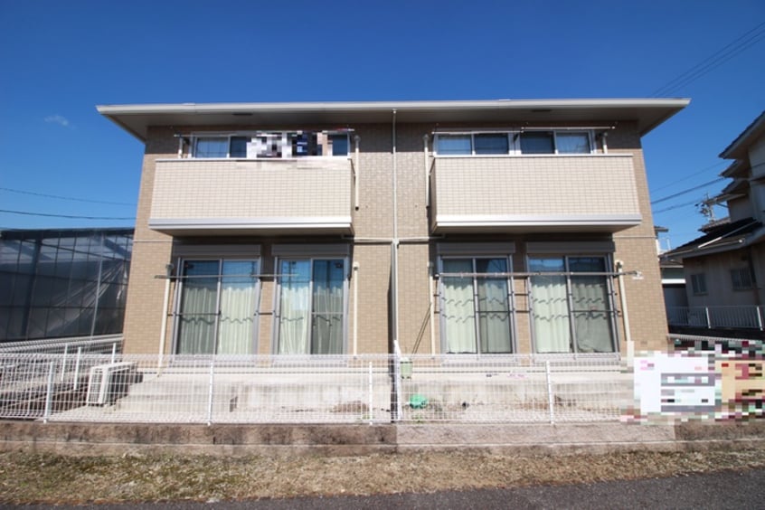 外観写真 カーミー・芳川　B棟