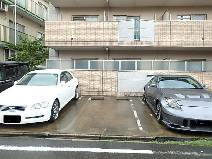駐車場 ラ・フロ－ラドゥ