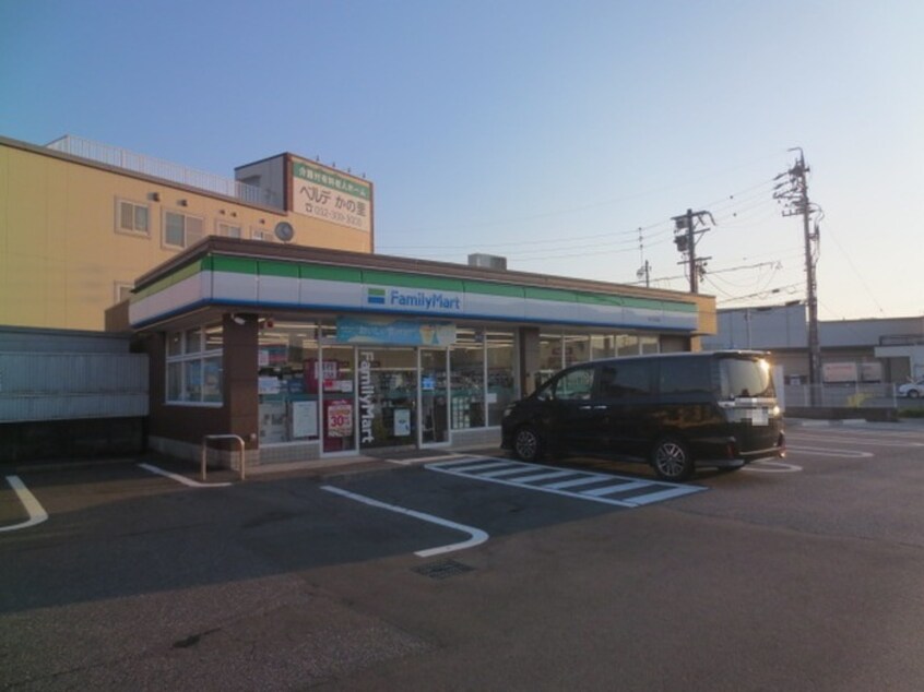 ファミリーマート中川江松店(コンビニ)まで835m ＤＵＰＬＥＸ新川