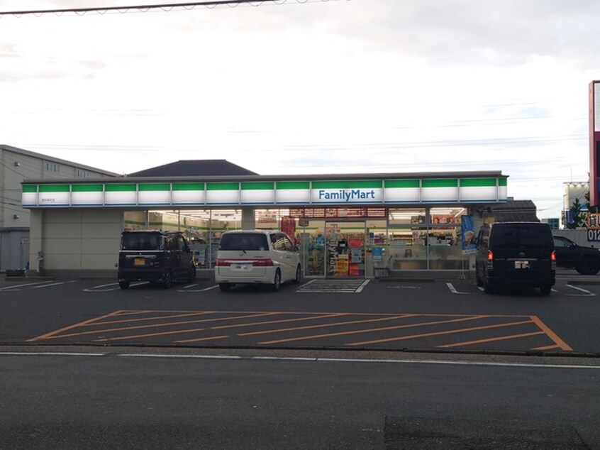 ファミリーマート港砂美町店(コンビニ)まで324m ポートタウンドルフィン