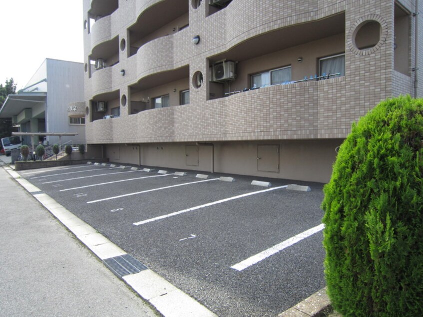 駐車場 シャルル大宗