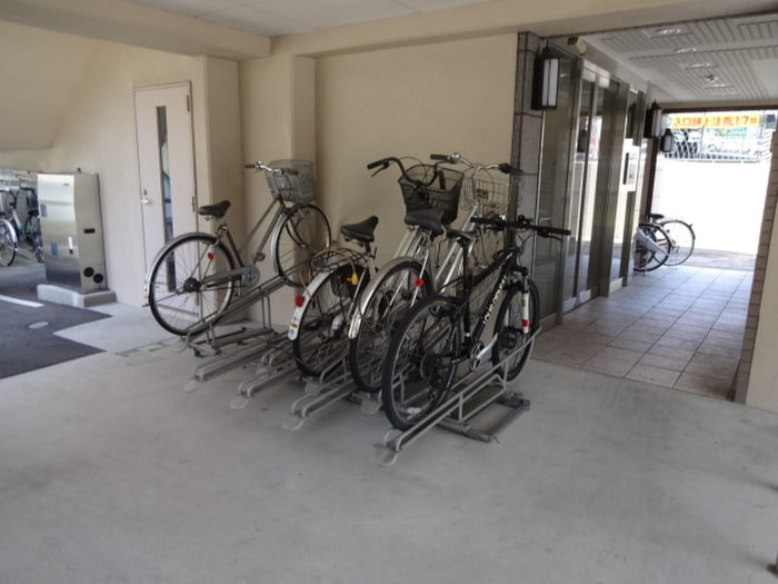 駐輪場 ア－ルズタワ－宝が丘