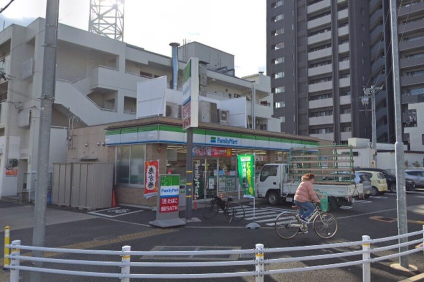 ファミリーマート代官町東店(コンビニ)まで196m Chateau Cerulean 代官町