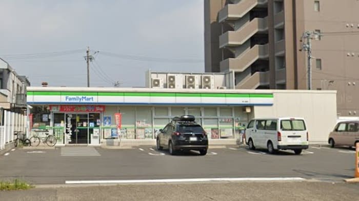 ファミリーマート港入場店(コンビニ)まで307m ソルヴィータⅡ