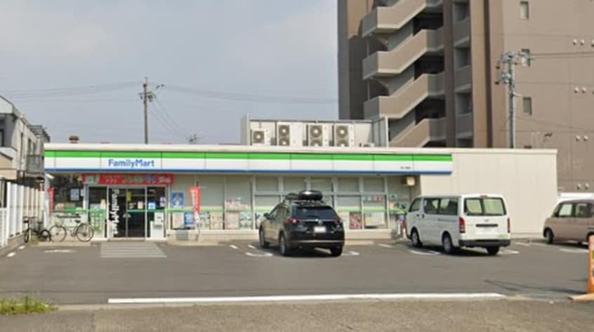 ファミリーマート港入場店(コンビニ)まで307m ソルヴィータⅡ