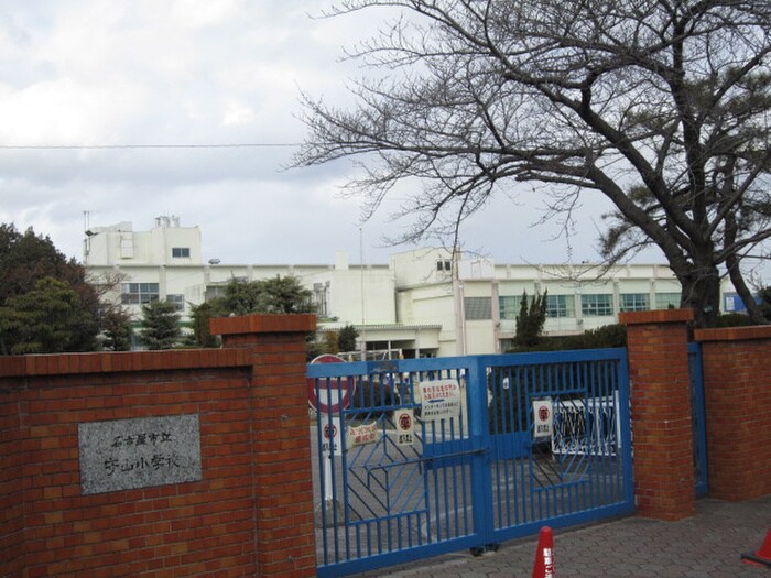 守山小学校(小学校)まで298m フォレストハウス