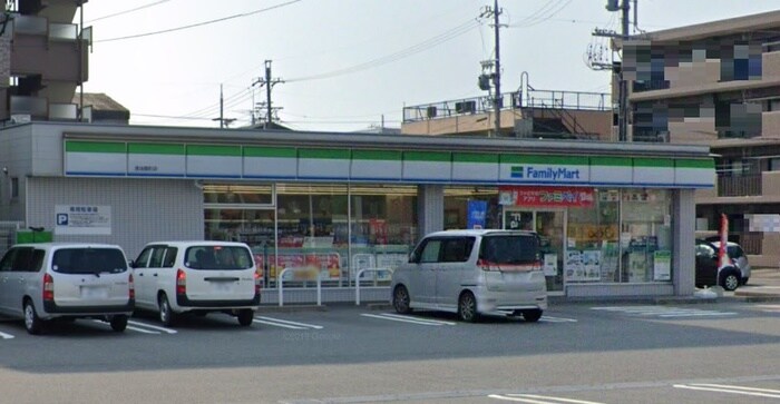 ファミリーマート港油屋町店(コンビニ)まで215m ルイナス