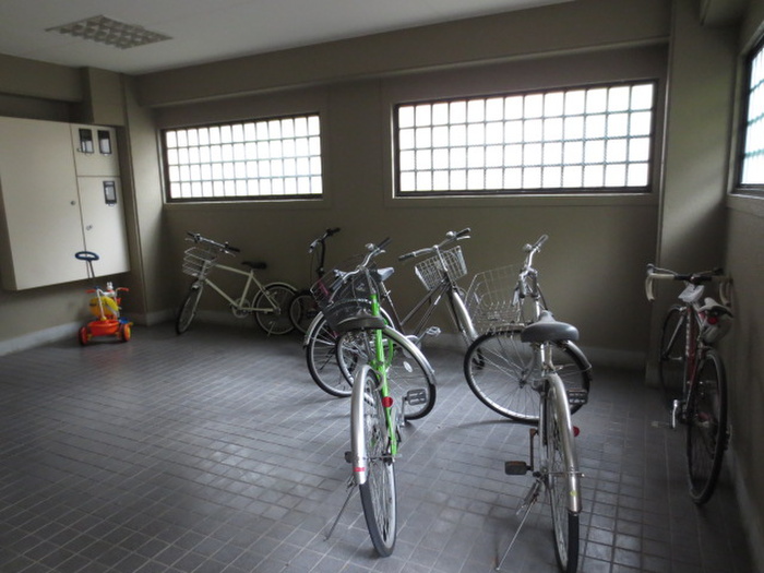 駐輪場 アベニュ－八洲園