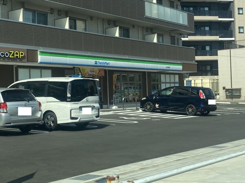 ファミリーマート 刈谷市駅東店(コンビニ)まで708m Ｍａｉｓｏｎｅｔｔｅ　松坂　Ｂ