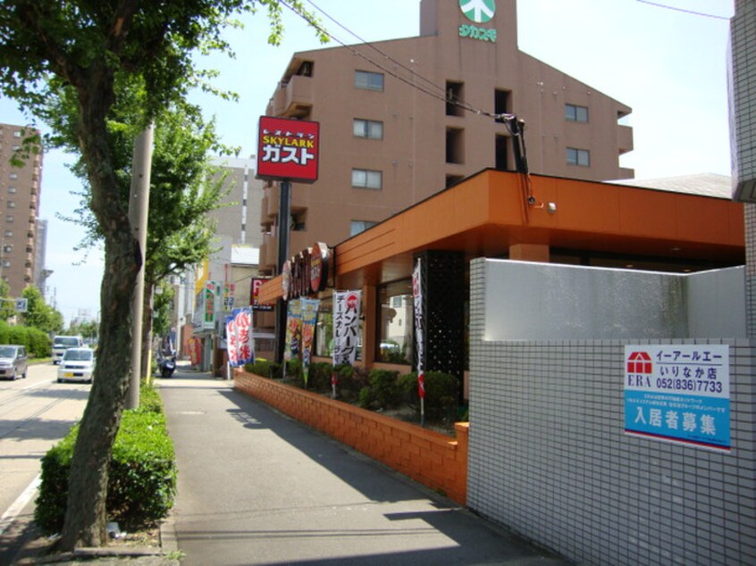 ガスト弥富通店(その他飲食（ファミレスなど）)まで227m コンフォート仁所町