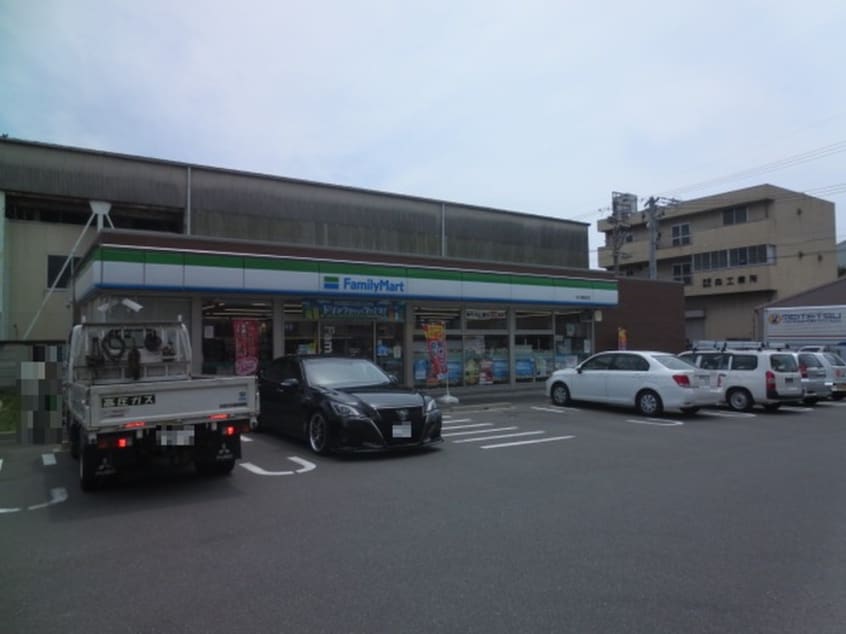 ファミリーマート中川清船店(コンビニ)まで330m ブランメゾン