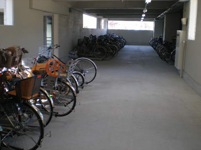 駐車場 ｾﾝﾄﾗﾙｶﾞｰﾃﾞﾝ･ﾚｼﾞﾃﾞﾝｽA棟（104）