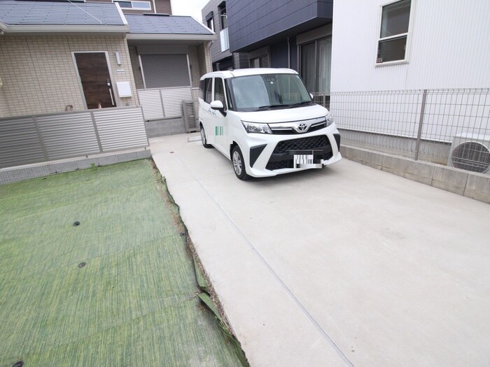 駐車場 大きな木