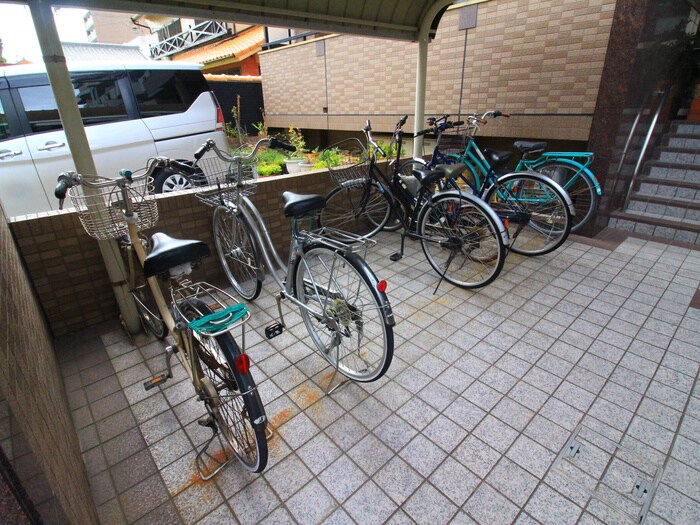 駐輪場 マノワール中村公園