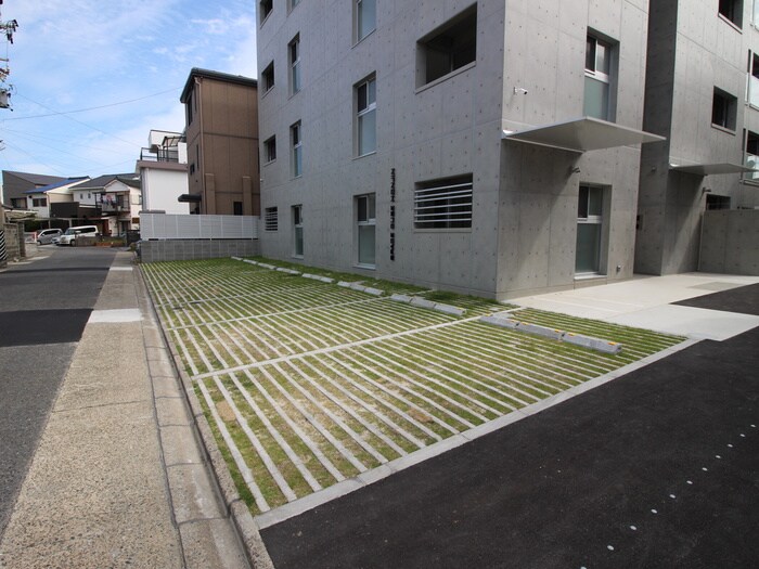 駐車場 SPACE CUBE HONJIN