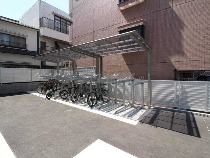 駐輪場 SPACE CUBE HONJIN