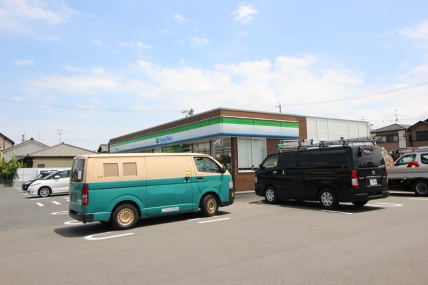 ファミリーマート(コンビニ)まで300m カ－サ・ラッフィナ－ト