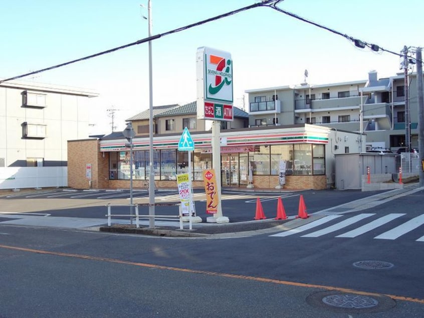 セブンイレブン(コンビニ)まで690m いづみハイツ平池