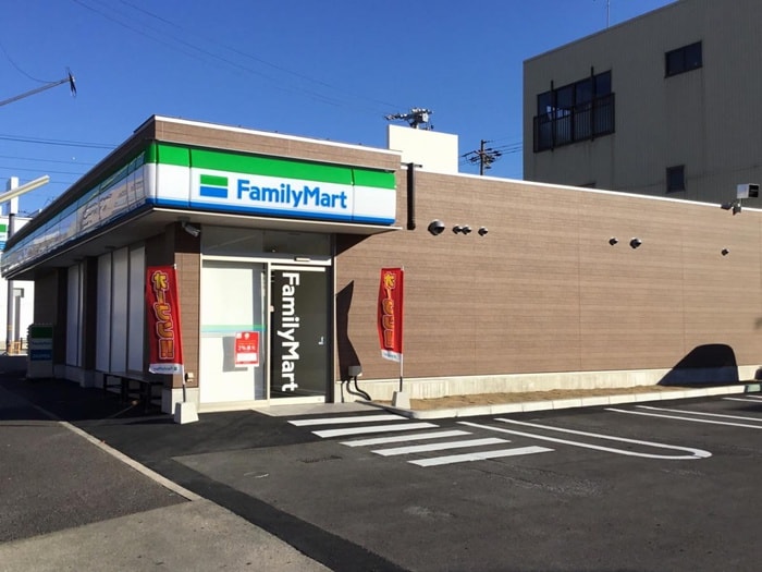 ファミリーマート杉村1丁目店(コンビニ)まで302m REGALEST平安通東