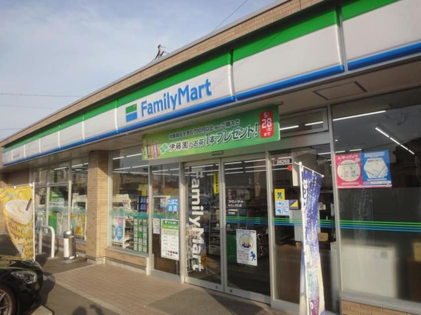 ファミリーマート中川ときわ店(コンビニ)まで310m アンソレイエⅢ
