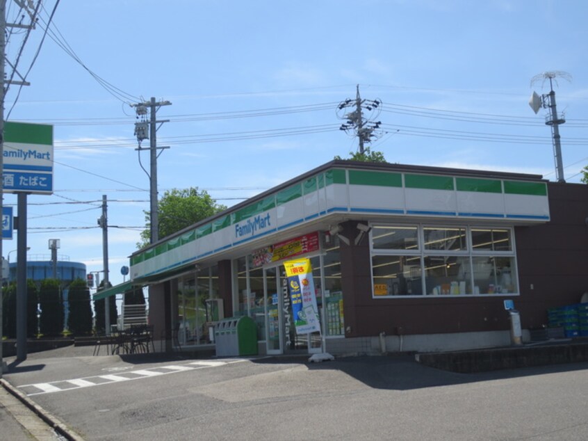 ファミリーマート高森台店(コンビニ)まで560m ニュ－タウン　ビュ-
