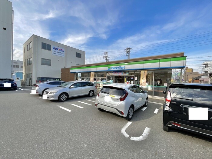 ファミリーマート(コンビニ)まで332m RUSCELLO笠寺