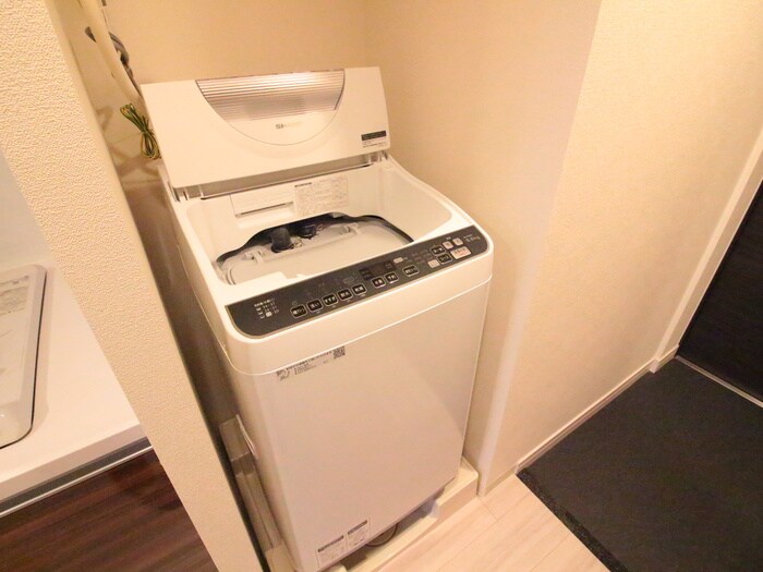 洗濯機置場 ﾌﾟﾚｻﾝｽ丸の内ｱﾃﾞﾙ(305)