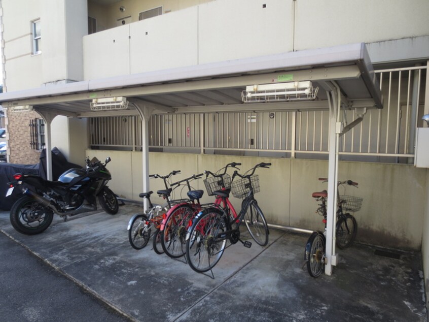 駐輪場 poggio al sole tre