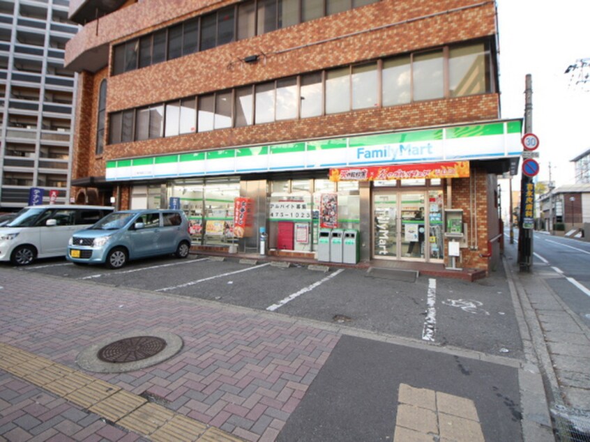 ファミリーマート(コンビニ)まで500m ＲＩＦＭＩＣ博多ｃｉｔｙ