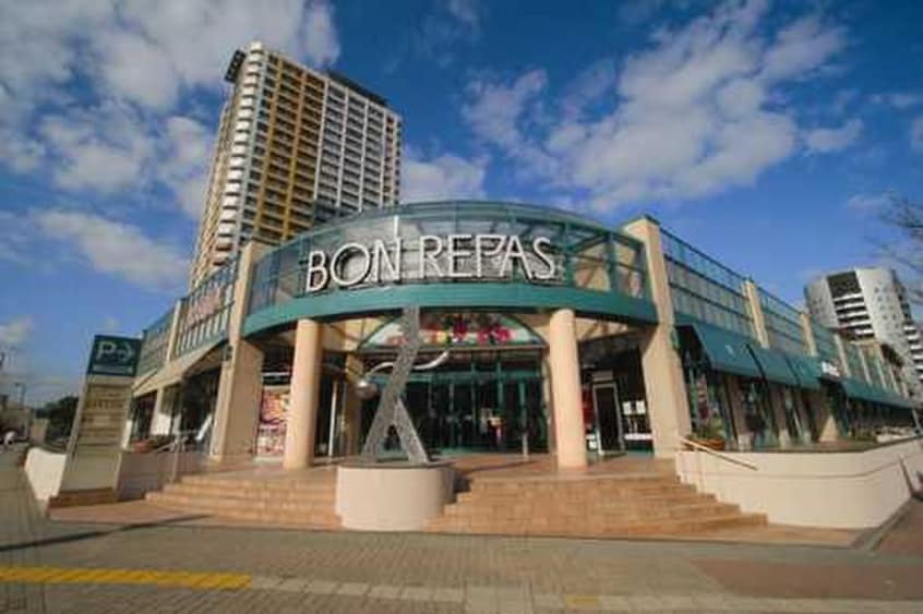 ボンラパス(スーパー)まで1260m セルリアン