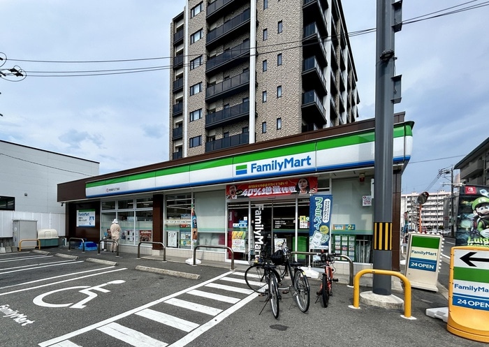 ファミリ－マ－ト(コンビニ)まで450m レジス藤崎