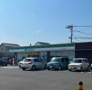 ファミリーマート　若松ひびきの店(コンビニ)まで300m ルミネスタ学研台